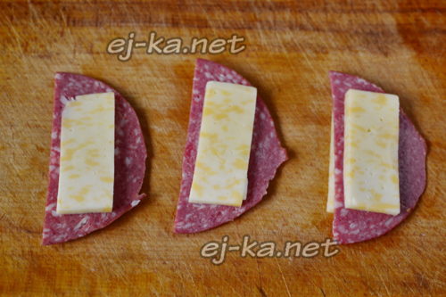 нарезать сыр и колбасу