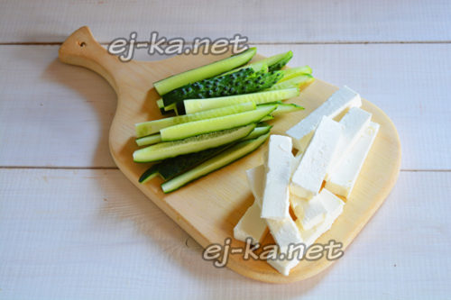 порезать сыр и огурцы