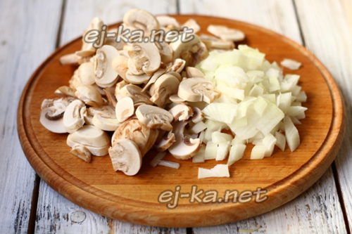 порезать грибы и лук