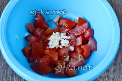 добавить к помидорам чеснок