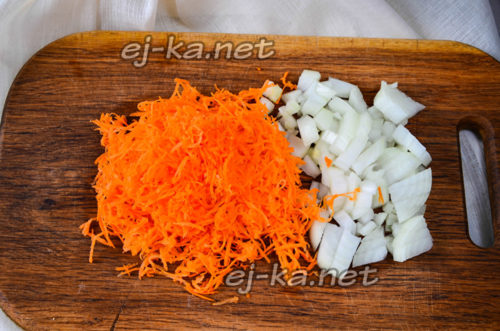 порезать лук и натереть морковку