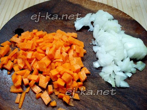 порезать лук и морковку