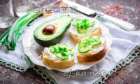 бутерброды с авокадо и творожным сыром