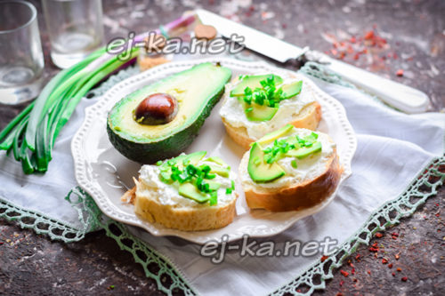 бутерброды с авокадо и творожным сыром