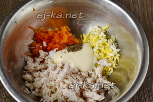 в миске соединить тертые морковь, яйцо, мясо и майонез