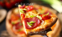 домашняя пицца с колбасой и помидорами