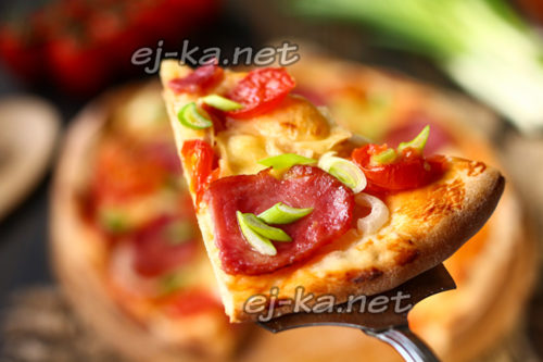 домашняя пицца с колбасой и помидорами