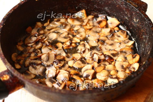 обжарить грибы на сковороде
