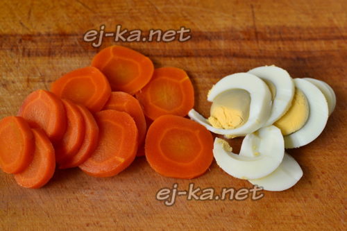 отварные морковь и яйца нарезать кружочками