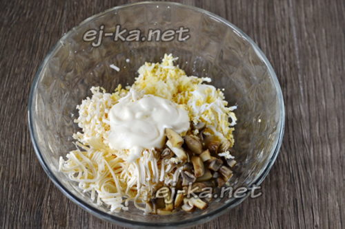 соединить тертый плавленый сыр, яйцо, измельченные жаренные грибы, чеснок и майонез