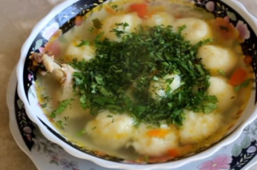 Суп с куриными крылышками и картофельными галушками