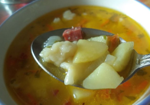Суп с галушками и копченой колбасой