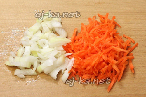 нарезать лук и потереть морковку