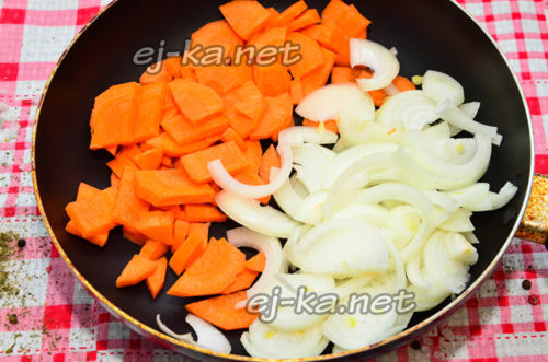 обжарить морковь и лук