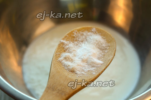 добавить в кефир соль, соду и сахар