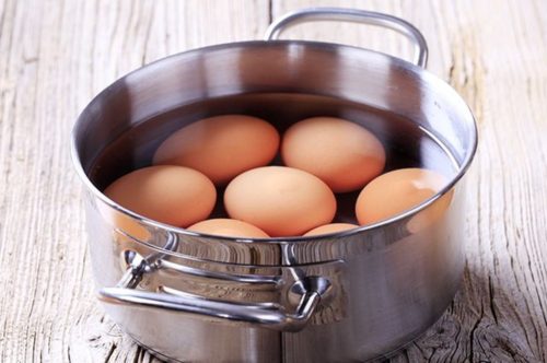 яйца в кастрюле