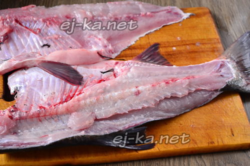 разрезать рыбу на две части