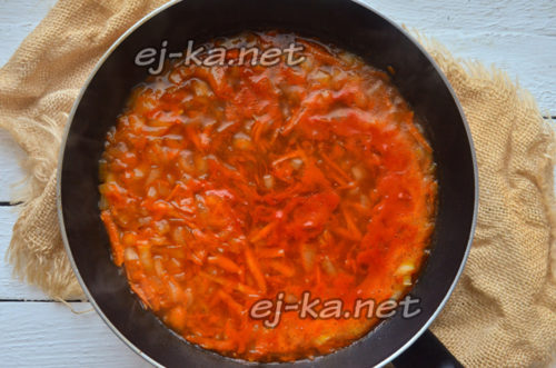 добавить к овощам томатную пасту