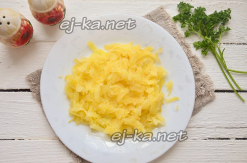 слой тертого картофеля