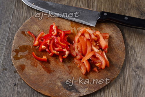 нарезать перец и томаты