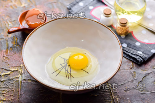 разбить яйцо в миску