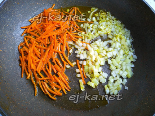обжарить лук и морквь