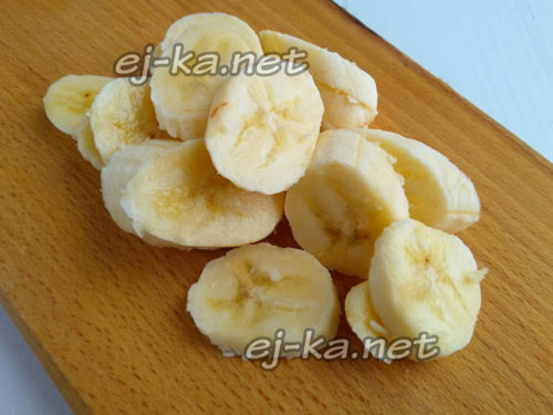 нарезать бананы