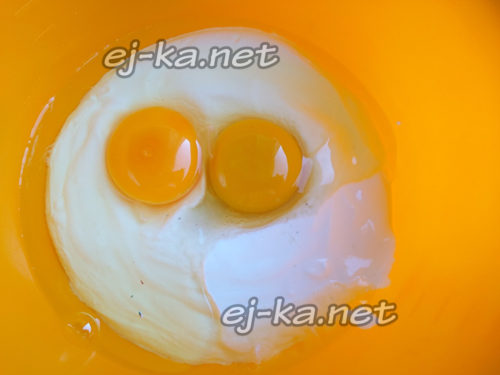 яйца смешать со сметаной и солью
