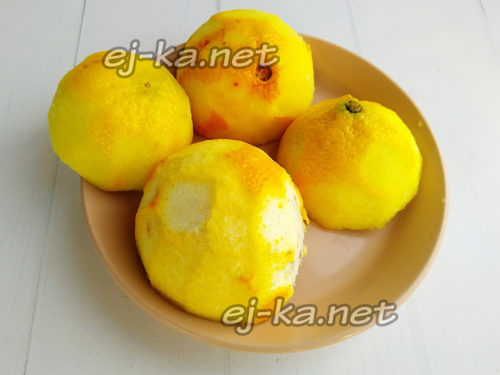 разрезать лимоны пополам