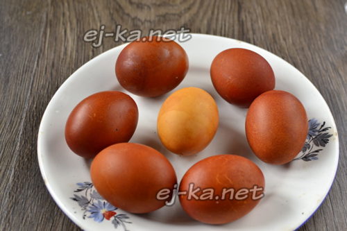 яйца покрашены