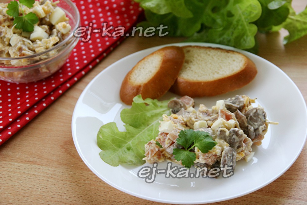 салат с жареными грибами, мясом и сыром