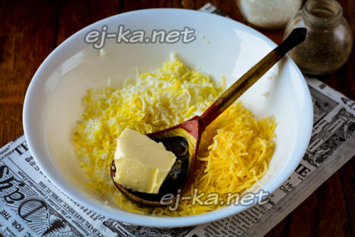 соединить сыр и сливочное масло