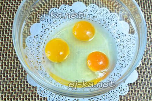 разбить яйца в миску