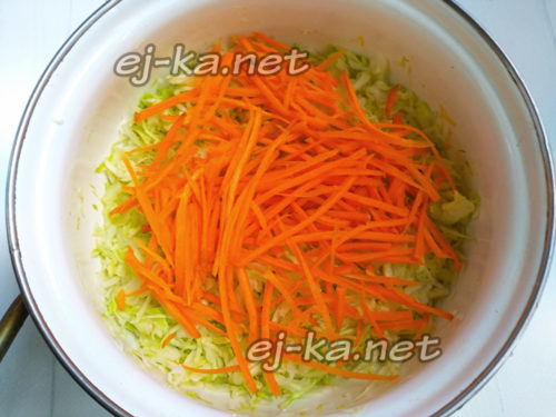 добавляем тертую морковь