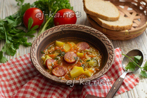 суп с солеными огурцами и колбасой