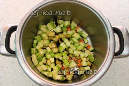 овощи в кастрюле