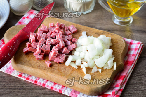 колбаса и лук