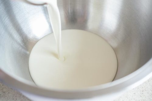 В молоко вливают сливки