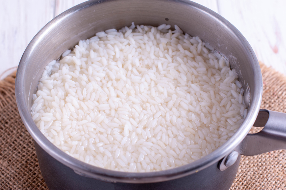отварить рис до полуготовности
