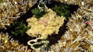 Праздничный салат «Оливье» с колбасой