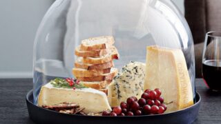 Как правильно хранить сыр в свежем виде в холодильнике и без него с учетом сорта продукта