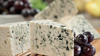 Сорта сыров с плесенью: популярные названия, виды и описания с фото, особенности приготовления и хранения