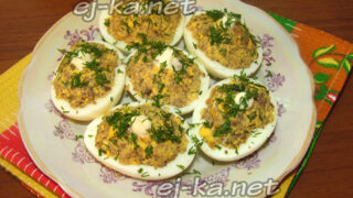 Яйца, фаршированные печенью с морковью и луком