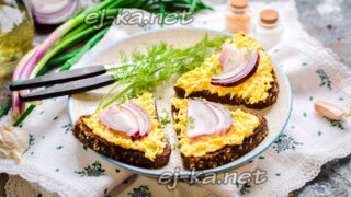 бутерброды плавленым сыром, яйцом и майонезом