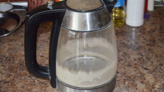Как чистить чайник от накипи содой и уксусом