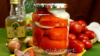 помидоры половинками с луком и маслом
