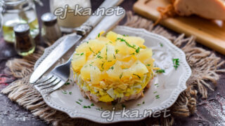 салат с курицей и ананасом