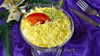 салат с помидорами, сыром и яйцом