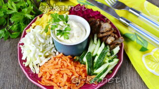 салат на блюде